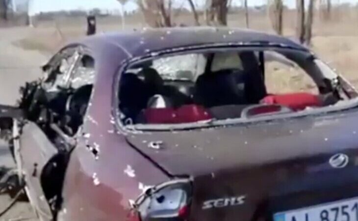 El ejército ruso destruye un coche con una pareja de ancianos ucranianos dentro
