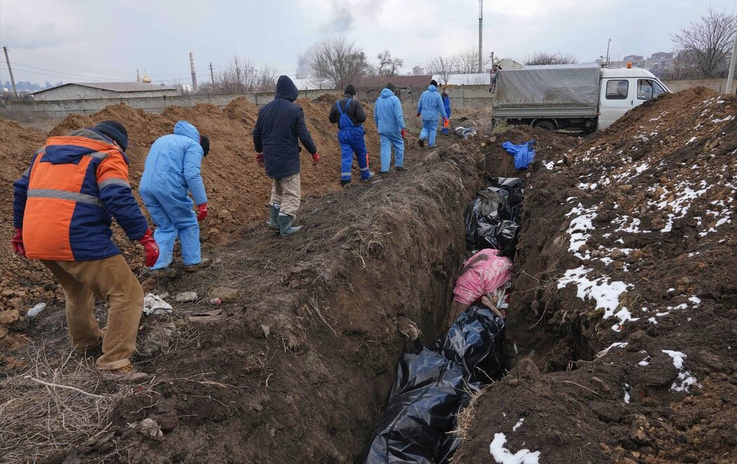 Entierran a cientos de muertos en fosas comunes en Mariúpol tras el asedio de las tropas rusas