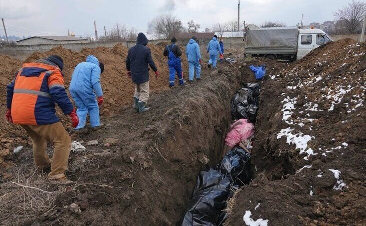 Entierran a cientos de muertos en fosas comunes en Mariúpol tras el asedio de las tropas rusas