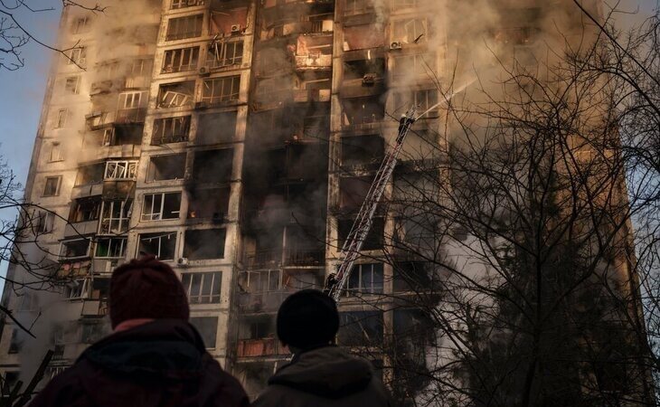 Rusia endurece su ataque para someter a Kiev bombardeando barrios residenciales