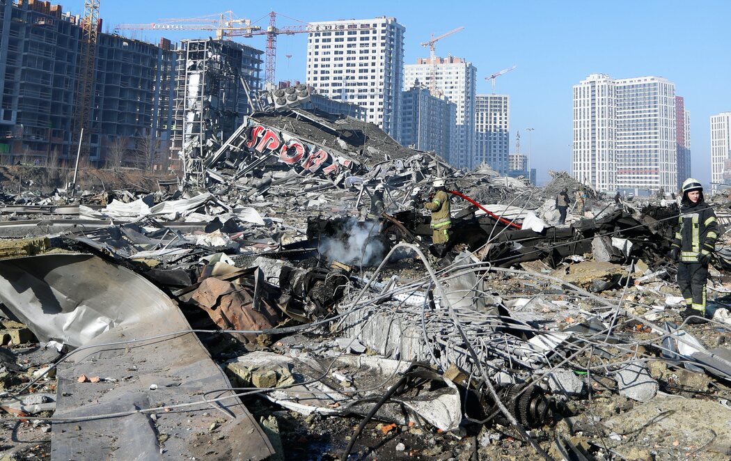 Ocho muertos y un herido tras un bombardeo ruso a un centro comercial de Kiev