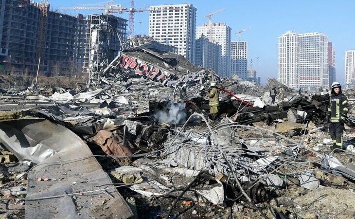 Ocho muertos y un herido tras un bombardeo ruso a un centro comercial de Kiev