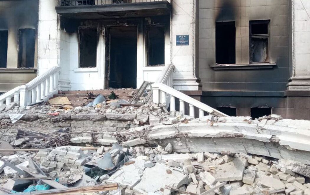 Primeras imágenes del interior del teatro de Mariúpol, lleno de civiles, al ser bombardeado
