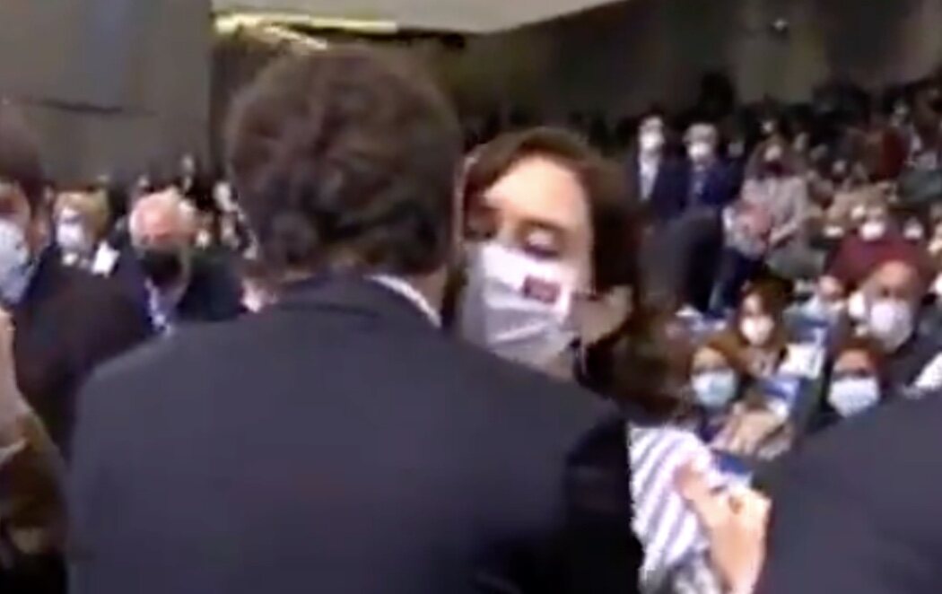 El frío beso entre Casado y Ayuso en el Congreso del PP de Sevilla
