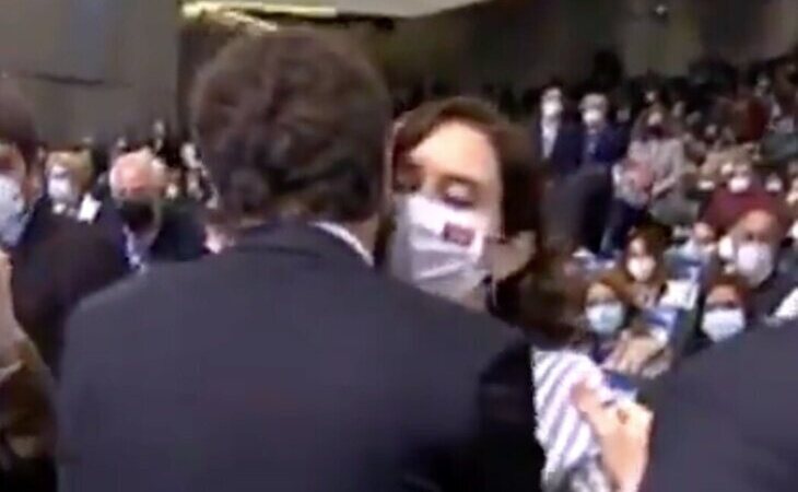 El frío beso entre Casado y Ayuso en el Congreso del PP de Sevilla