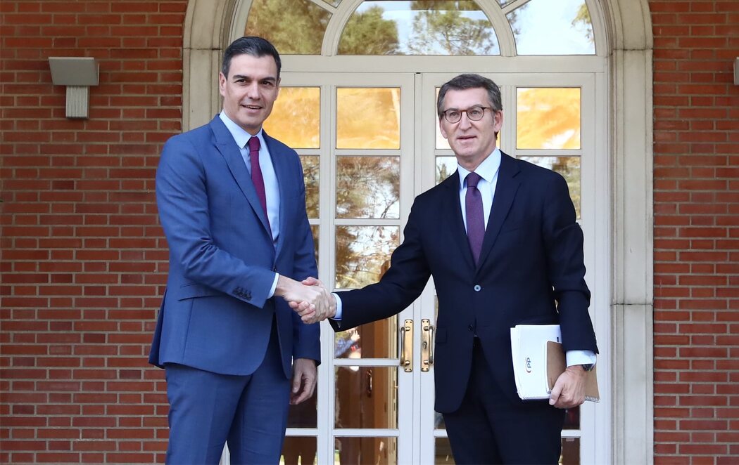 Primera reunión de Pedro Sánchez y Alberto Núñez Feijóo como nuevo presidente del PP