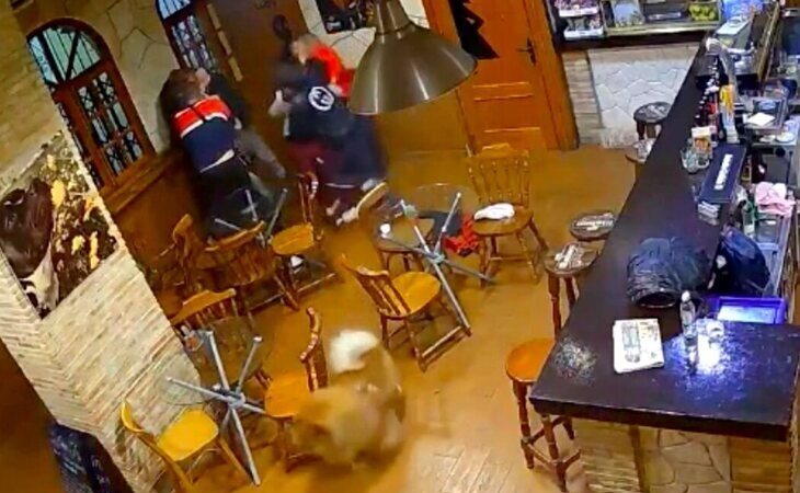 La Guardia Civil investiga una paliza de tres rusos a un ucraniano tras decir "Gloria a Ucrania" en un bar de Torrevieja