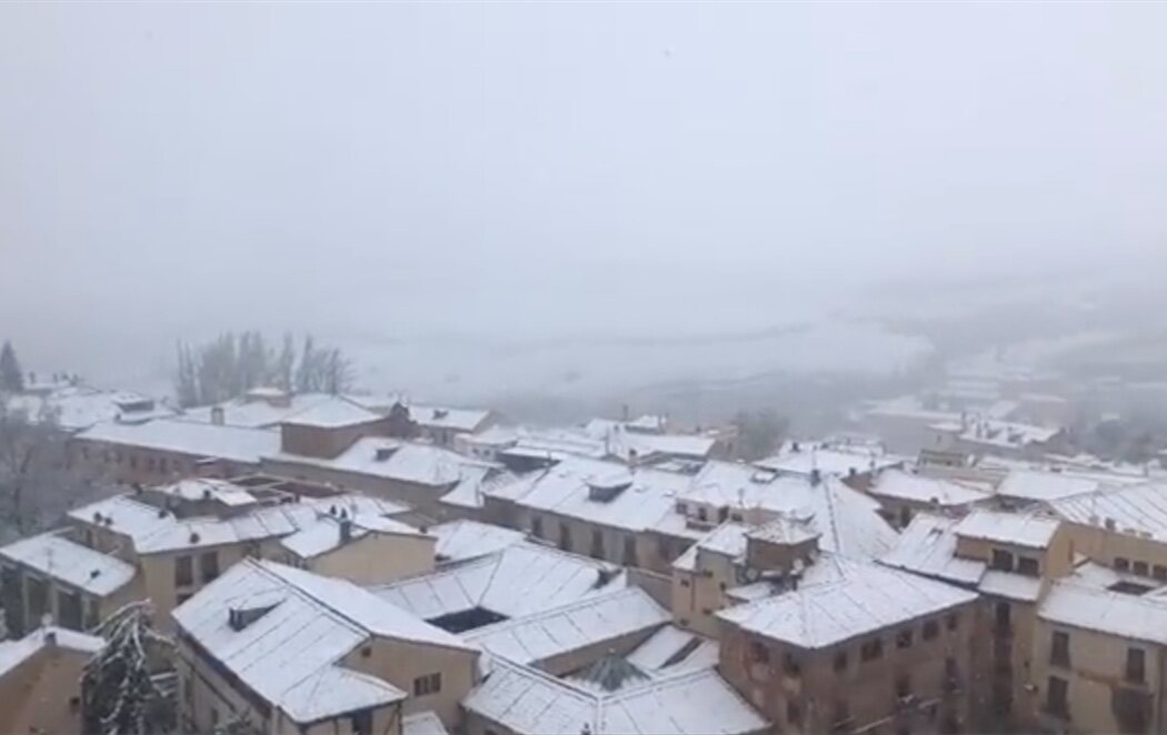 Vuelve el invierno con nevadas que complican la circulación en decenas de carreteras y puertos