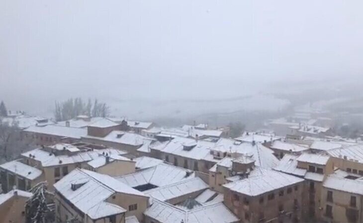 Vuelve el invierno con nevadas que complican la circulación en decenas de carreteras y puertos