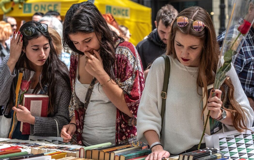 El Día de Sant Jordi retorna a la normalidad para celebrar la lectura