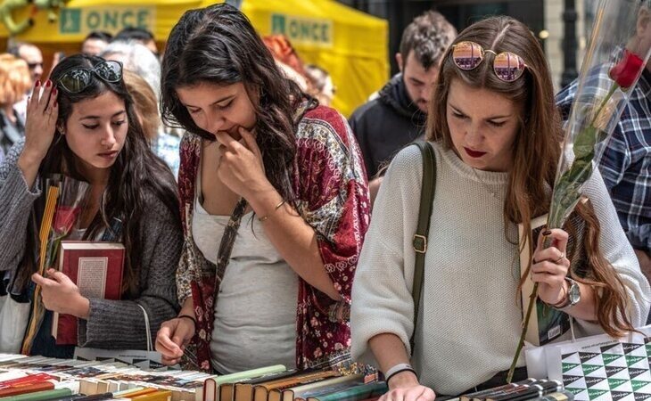 El Día de Sant Jordi retorna a la normalidad para celebrar la lectura