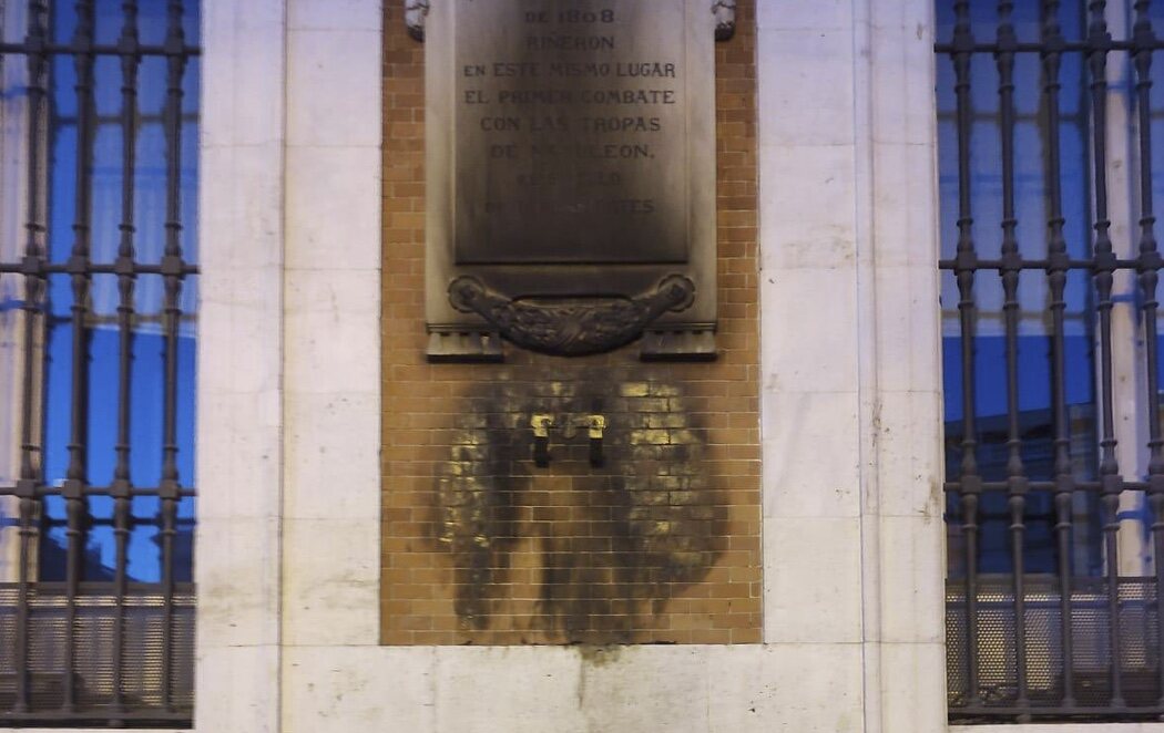 Queman la placa a los héroes del Dos de Mayo en la Real Casa de Correos de Madrid