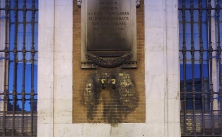 Queman la placa a los héroes del Dos de Mayo en la Real Casa de Correos de Madrid