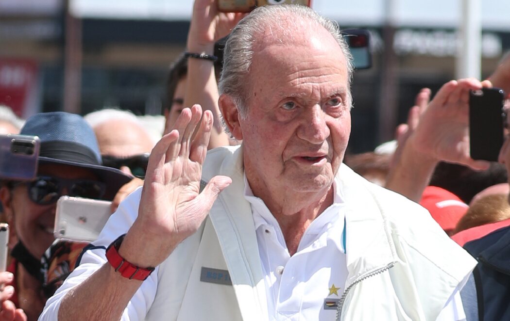 El emérito don Juan Carlos participa en las regatas de Sansenxo donde es recibido entre vítores: "¡Víva el rey!"