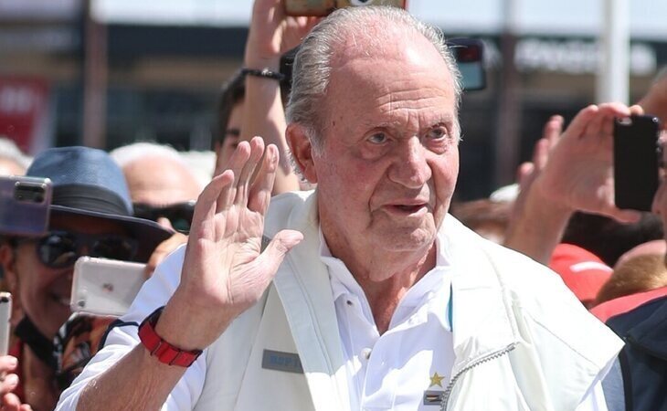 El emérito don Juan Carlos participa en las regatas de Sansenxo donde es recibido entre vítores: "¡Víva el rey!"