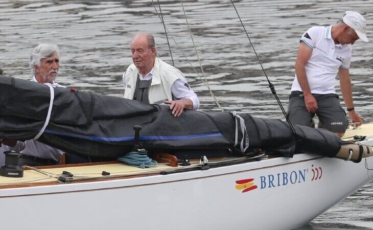 El emérito rey Juan Carlos se queda sin regata por falta de viento