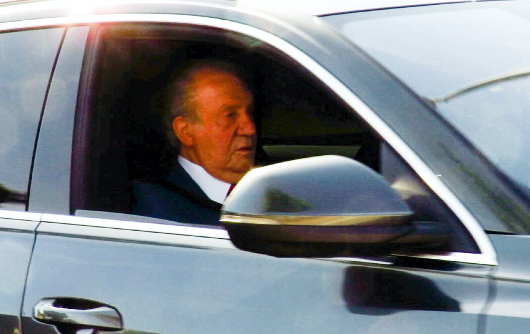 El emérito rey Juan Carlos vuelve a Zarzuela para reunirse con Felipe VI