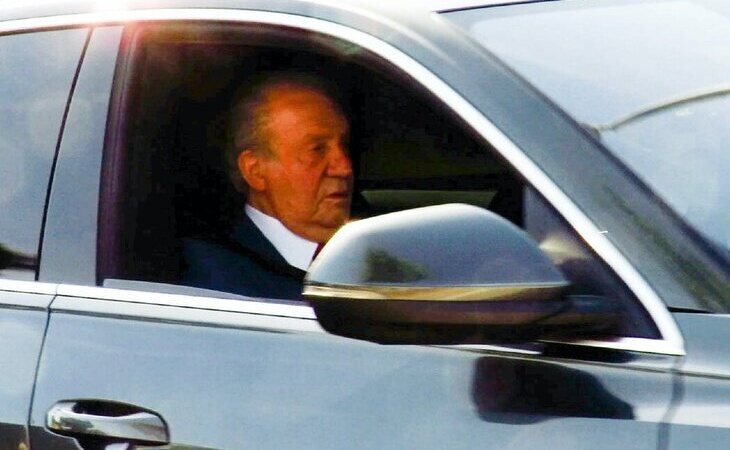 El emérito rey Juan Carlos vuelve a Zarzuela para reunirse con Felipe VI