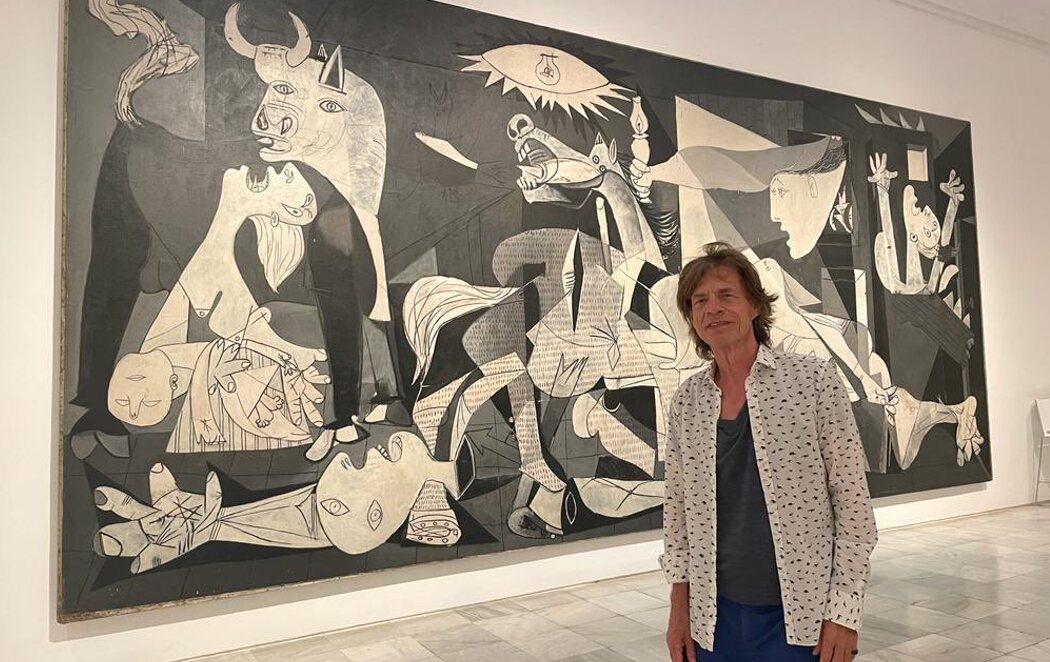El Museo Reina Sofía, obligado a dar explicaciones por la foto "prohibida" de Mick Jagger junto al 'Guernica'