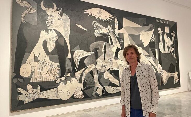 El Museo Reina Sofía, obligado a dar explicaciones por la foto "prohibida" de Mick Jagger junto al 'Guernica'