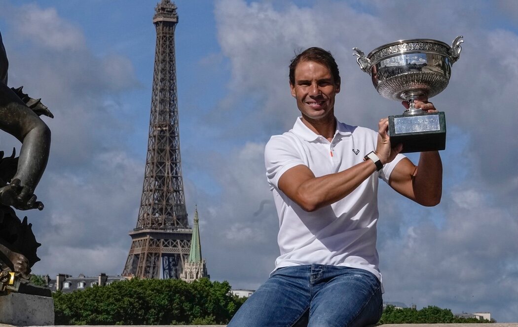 Rafa Nadal cumple con la tradición y posa con el trofeo ante la Torre Eiffel tras ganar su 14º Roland Garros