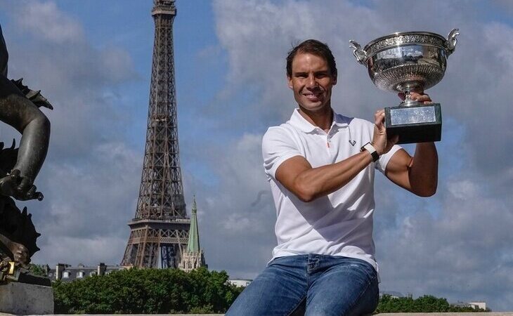 Rafa Nadal cumple con la tradición y posa con el trofeo ante la Torre Eiffel tras ganar su 14º Roland Garros