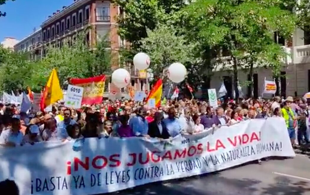 La derecha ultracatólica se manifiesta en la plaza de Colón de Madrid en contra de la ley del aborto