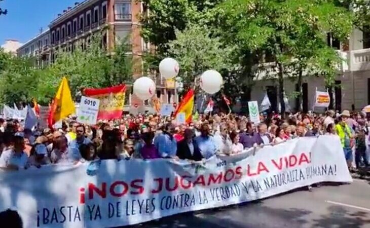 La derecha ultracatólica se manifiesta en la plaza de Colón de Madrid en contra de la ley del aborto