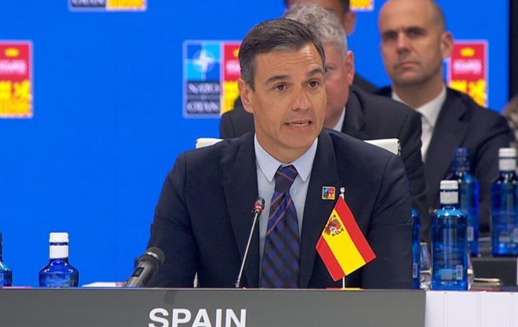 La OTAN pide disculpas por colocar al revés la bandera de España durante la intervención de Pedro Sánchez