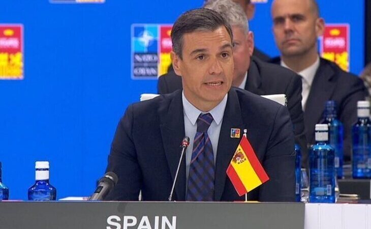 La OTAN pide disculpas por colocar al revés la bandera de España durante la intervención de Pedro Sánchez