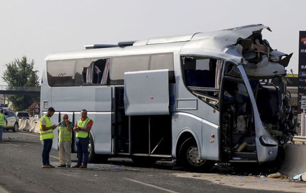 Un muerto y 35 heridos tras chocar dos autobuses y un coche en Granada