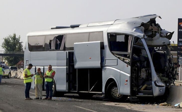 Un muerto y 35 heridos tras chocar dos autobuses y un coche en Granada