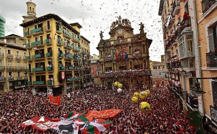 Vuelven los Sanfermines tras dos años de pandemia con un chupinazo dedicado a los sanitarios y enfermos de ELA