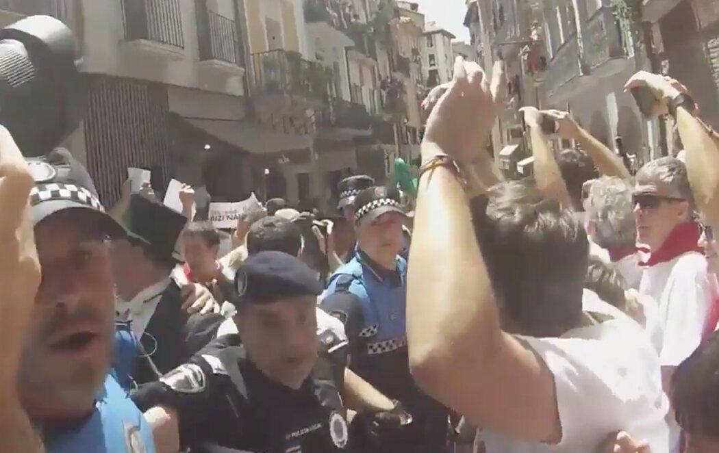 Agreden y escupen al alcalde de Pamplona en San Fermín