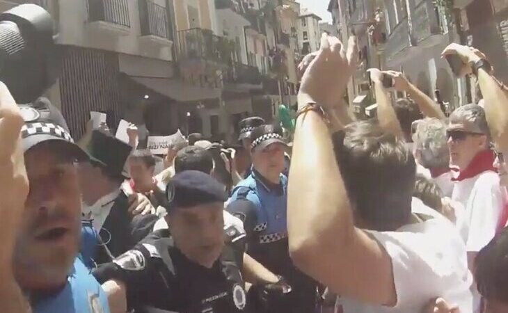 Agreden y escupen al alcalde de Pamplona en San Fermín