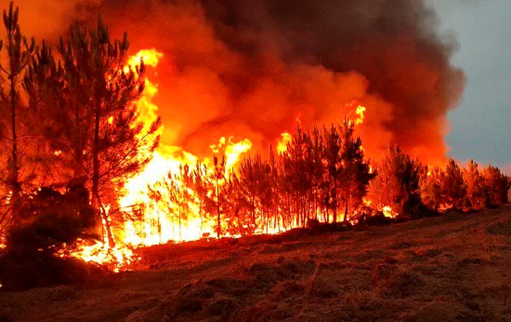 El fuego de Las Hurdes arrasa ya 3.500 hectáreas en Extremadura y Salamanca