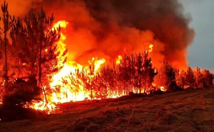 El fuego de Las Hurdes arrasa ya 3.500 hectáreas en Extremadura y Salamanca