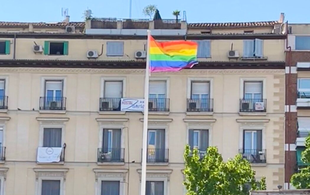 La bandera LGTBIQ+ ya ondea de manera permanente en la Plaza de Pedro Zerolo de Chueca