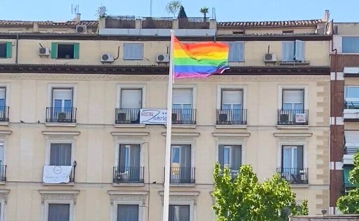 La bandera LGTBIQ+ ya ondea de manera permanente en la Plaza de Pedro Zerolo de Chueca