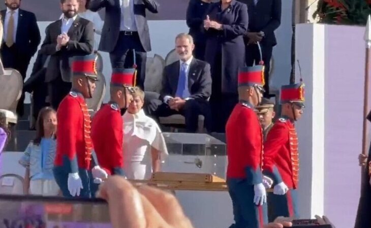 Felipe VI, en la toma de posesión de Petro como presidente de Colombia, no se levanta al paso de la espada de Bolívar