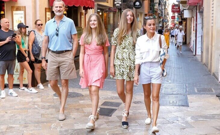 Los reyes y sus hijas sorprenden dando un paseo por el centro de Palma