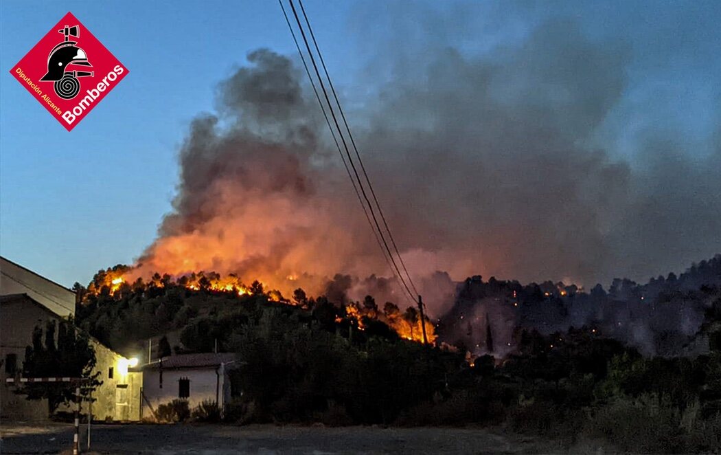 Preocupación por el incendio en Vall d'Ebo (Alicante), con más de 1.500 desalojados y 9.500 hectáreas calcinadas