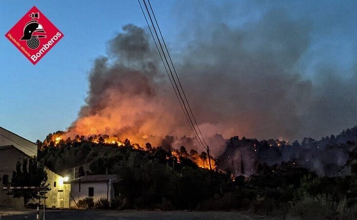 Preocupación por el incendio en Vall d'Ebo (Alicante), con más de 1.500 desalojados y 9.500 hectáreas calcinadas