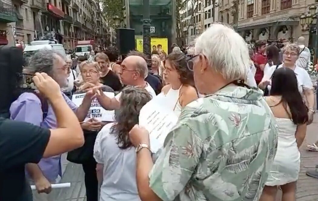 Un grupo de independentistas radicales revienta el acto del 17-A en Las Ramblas