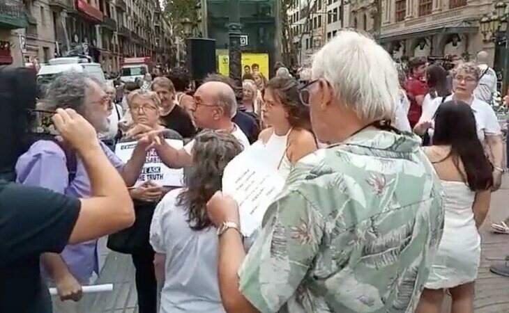 Un grupo de independentistas radicales revienta el acto del 17-A en Las Ramblas