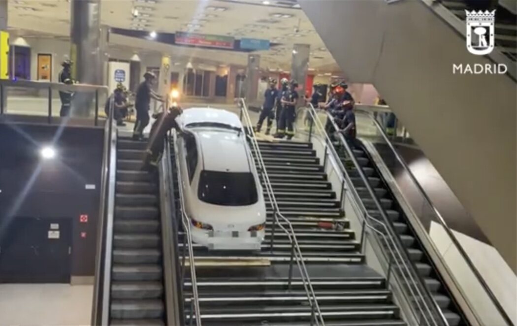 Un coche robado irrumpe en las escaleras del intercambiado de Plaza Elíptica de Madrid