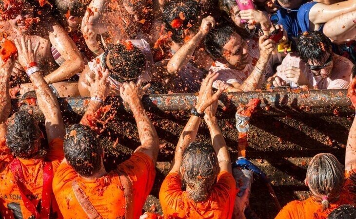 La Tomatina vuelve a Buñol con 130 toneladas de tomate tras dos años de espera