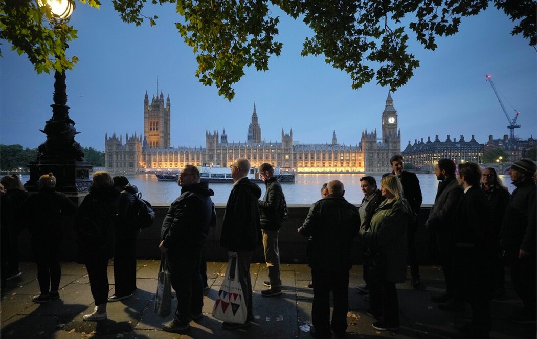 Colas de hasta cinco kilómetros para despedirse de Isabel II en Westminster