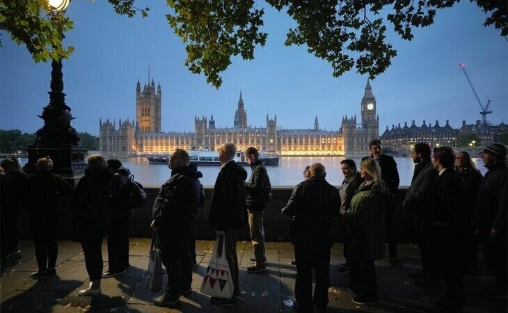 Colas de hasta cinco kilómetros para despedirse de Isabel II en Westminster