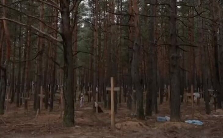 Encuentran una fosa común en Izium con más de 400 cadáveres tras la retirada rusa
